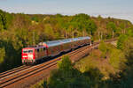 111 123 mit dem RE (München Hbf - Nürnberg Hbf) bei Laaber, 06.05.2020