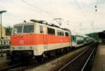 111 183 (damals  Bw München) mit Eilzug in Treuchtlingen, Sommer 1994