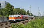 111 111-1 schiebt den RE 3-Ersatzzug am 24.08.2021 durch Düsseldorf-Unterrath in Richtung Hamm