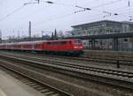 111 025 schiebt eine aus n-Wagen bestehende Regionalbahn aus Kufstein kommend nach München Hbf durch M-Heimeranplatz. Aufgenommen am trüben morgen des 5.4.2013.