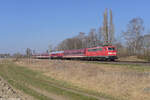Am 11.03.2022 ist 111 121 (DB Regio) mit Uex 1850 (Hetzerather) auf der linken Rheinstrecke bei Brühl in Richtung Süden unterwegs.