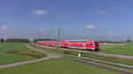 DB 111 188 schiebt ihren Doppelstockwagenzug als RB72 von Memmingen nach München. Hier verlässt der Zug am 09.10.2021 gerade Sontheim(Schwab).