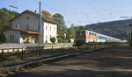 Am 8. Oktober 1995 fährt die 111 186 der DB mit einem RE München - Nürnberg auf Gleis 2 in den Bahnhof Pappenheim ein. Die Bahnanlagen sind gepflegt, neben dem Bahnsteig an Gleis 2 sind noch keine Büsche gewachsen.