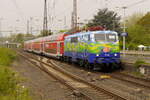 Auch 111 074 hat jetzt einen Namen: Hilde. Wuppertal-Oberbarmen, Einfahrt RB 48-Ersatzzug aus Bonn, 29.4.22.