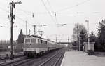 DB 111 175-6 mit D-2312 (Köln Hbf - Amsterdam CS) bei der Einfahrt in Empel-Rees, 24.12.1987.