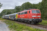 Der von Smartrail betriebene UEX Lörrach - Ostseebad Binz, kam am 23.07.2022 mit der aus dem DB Mietpool stammenden 111 067, hier zu sehen aus dem Bahnhof von Lietzow gefahren.