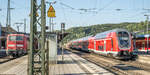 Blick nach Süden in Treuchtlingen am 9.8.22: 111 055 stand auf Gleis 2 und 445 079 auf Gleis 4.
