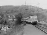 Mit dem IR Emden Stuttgart Hbf am Haken ist die 111 118 auf dem hohen Damm vorm Bahnhof Neckargerach vom Rudi Pavel am 11.4.1995 abgelichtet worden. Alle Rechte am Bild gehören Rudolf Pavel. 