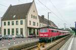Am 17.9.08 wartete 111 068 mit drei modernisierten „Silberlingen“ in Donauwörth vor dem Empfangsgebäude.