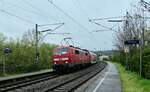 111 067 ist führend am RE8 Ersatzzug nach Stuttgart  Hbf am Mittag des 16.4.2023 in Herbolzheim an der Jagst  gen Untergrießheim.
