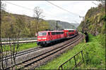 Vom bekannten Fotopunkt Ziegelhütte an der Geislinger Steige erwischte ich am 3.5.2023 um 11.26 Uhr noch diese vor einem RE in Richtung Ulm eingesetzte 111169-9 der DB.