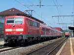 Die Br.111 088-1 fuhr am 19.Mai 2007 mit einem RegionalExpress RE von Nrnberg Hbf nach Stuttgart Hbf. Diesmal Planmig ber Ansbach,Crailsheim,Ellwangen,Aalen,Schwbisch Gmnd. Eigentlich fhrt dieser Zug ber Ansbach,Crailsheim,Schwbisch Hall-Hessental,Backnang. Da aber auf dieser Strecke bauarbeiten statt fanden, wurden alle RE sowie GZ ber den Bahnhof Aalen umgeleitet. Im Hintergrund sieht man eine Br.146 mit einem RE nach Nrnberg Hbf ausfahren. Aufanhme vom 19.Mai 2007 im Bahnhof Aalen.