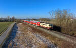111 212 mit einem RE3 am 09.01.2024 bei Dingolfing.