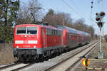 DB 111 076 durchfährt mit RE 2 (4861) Hof - München den Haltepunkt Fasanerie im Norden von München, 25.02.2024