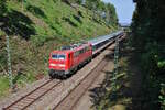 DB 111 121-0 fährt für TRI als RE14b von Stuttgart Hbf nach Böblingen aufgrund der Sperrung des S-Bahn Tunnels. Hier verlässt der Zug gerade den ehemaligen Bahnhof Heslach auf der sogenannten Panoramastrecke. (15.08.2023)