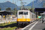 Nachdem der IC 2082 gerade am 19.9.25 in Freilassing mit BR101 als Zugpferd angekommen ist, koppelt nun 111 095-6 in Lufthansafarben an den Zug an und rangiert ihn in die Abstellung, da der Abschnitt weiter bis nach Berchtesgaden (RE24) aufgrund seiner Verspätung ausfällt.