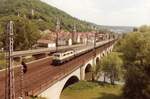 DB 111 019-6 (Bw München 1) mit D720 (Passau-Dortmund) in Gemünden am Main am 17. Juni 1984. 