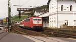 DB 111 214-3 mit IC-Wagen am rechten Rheinufer beim Bahnhof Rüdesheim (Rhein) am 12. August 1999.