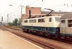 DB 111 102-0 (Bw München 1) mit einem Nahverkehrszug im Hauptbahnhof Mönchengladbach am 6. Juli 1985. In Betrieb genommen 1978, 2015 nach einem Trafobrand abgestellt, 2017 verschrottet.