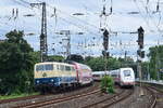 111 174-9 zieht ihren EM Sonderzug durch Düsseldorf Volksgarten in Richtung Düsseldorf Hbf während rechts ein ICE4 aus dem Abstellbahnhof kommt und auf Einfahrt wartet.

Düsseldorf 13.07.2024
