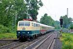 30.05.2026, 11:26 Uhr: 111 001-4 mit dem Sonderzug des DB-Museums anl�sslich des Sommerfestes kurz vor Passieren des Bf Br�hl (Rhld.) auf Gleis 1 in Fahrtrichtung Koblenz-L�tzel.