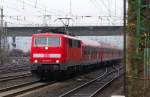 Eine 111 153-3 fhrt gleich in den Bahnhof Hagen-Vorhalle ein. Das Foto entstand am 23.11.07. Nicht gerade das beste Wetter an dem Tag.