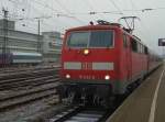 Die 111 032 mit einem RE am 21.12.2007 in Regensburg HBF. 