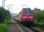 Br111 050-1 mit der Rb von Offenburg nach Basel Bad Bf im Bahnhof in Eimeldingen. Juli'07