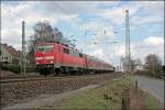 111 159 schleppt den RE13 (9022)  Maas-Wupper-Express  nach Venlo.