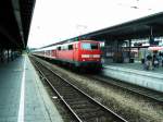 111 067 schiebt ihren RE in Richtung Mnchen HBF.