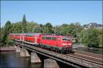 111 153 hat den RE4 (RE 10416)  WUPPER-Express , von Dortmund Hbf nach Aachen Hbf, am Haken und berquert bei Wetter(Ruhr) den Harkortsee. (12.05.2008)

