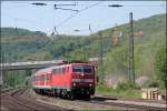 111 127 fhrt mit dem RE13 (RE 9019)  Maas-Wupper-Express  an dem Radlader vorber.