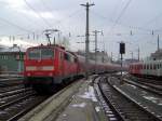 Die 111 071 am 05.01.2008 mit einem RE nach Mnchen bei der Ausfahrt aus Salzburg Hbf.