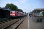 BR 111 010 mit dem auerplanmig in Geilenkirchen endenem RE4 bei der Einfahrt 27.7.2008