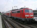 Ersatzleistung fr den RE6 Minden - Dsseldorf ist die 111 009-7  (sonst immer mit BR 146) beim Halt im Bochumer Hbf.(10.09.2008)