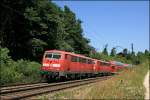 111 035 schleppt die 111 055 und die stark versptete RB 30022  Mnchen-Salzburg-Express  von Salzburg Hbf nach Mnchen Hbf.