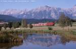Am 24.8.03 lockten Sonne und Berge zur Fototour an die Karwendelbahn - so hat soeben eine 111 auf ihrem Weg von Mnchen nach Innsbruck den sterreichischen Touristenort Seefeld in Tirol verlassen und