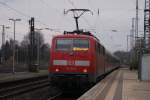 111 120-2 mit dem RE 13 nach Hamm(Westf) bei der Abfahrt in Unna am 13.12.2008