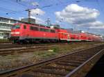 Die 111 170 mit einem RE am 26.08.2008 bei der Ausfahrt aus dem Regensburger Hbf.