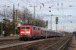 111 128.5 mit orientrotem Stromabnehmer und RB 48 in Solingen  Hbf am 14.12.2008