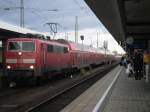 111 214 steht mit ihrem RE nach Augsburg abfahrbereit auf Gleis 7 des Nrnberger Hbfs.