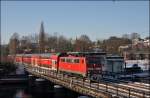 In der Mittagssonne des 06.01.2009 berquert die 111 122 (9180 6 111 122-8 D-DB) mit dem RE4 (RE 10420)  WUPPER-Express  am Haken den Harkortsee. 
