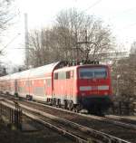 111 022-0 schiebt am 05.02.09 ihren RE aus Salzburg nach Mnchen ber die Eisenbahnberfhrung am Mnchner Kolumbusplatz.