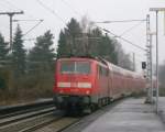 111 117 schiebt ihren RE10415  Wupper-Express  aus Erkelenz raus richtung Dortmund.
