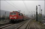 Am vernebelten Morgen des 02.01.2009 durchfhrt die 111 019 (9180 6111 019-9 D-DB) mit dem RE9 (RE 4857)  Rhein-SIEG-Express , Aachen Hbf - Siegen den Haltepunkt Mudersbach.
