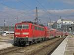 Lok 111 055 steht am 21.Mrz 2009 bereit mit einem Regionalexpress nach Salzburg im Mnchner Hauptbahnhof