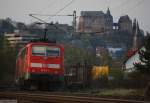 Unterm Marburger Landgrafenschloss (XXIV). Versptet der Verstrkerzug RE 15792 von Frankfurt nach Marburg. (07. April 2007, 19:06)