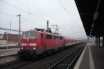 Die Lok 111 098-0 fhrt am 20.02.09 als RB 15621 von Wchtersbach kommend in Hanau Hbf ein und legt einen kurzen Halt in Hanau Hbf ein um danach weiter nach Frankfurt/M Hbf zu fahren.Nchster Halt ist Offenbach/M Hbf.