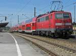 Lok 111 066 wartet am 25.4.2009 mit einem Regionalexpress Salzburg - Mnchen in Freilassing auf das Abfahrtsignal.