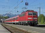 Lok 111 034 fhrt vor impossanter Kulisse mit RB 30007 Mnchen - Salzburg am 25.4.09 aus Traunstein aus.